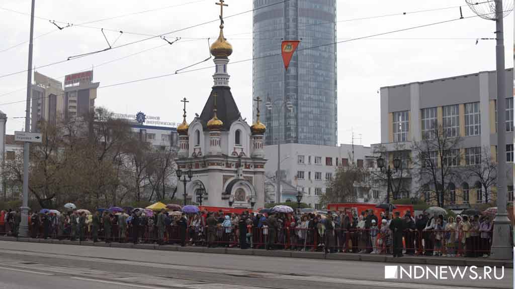 В «Бессмертном полку» по центру Екатеринбурга прошли 130 тысяч человек (ФОТО, ВИДЕО)