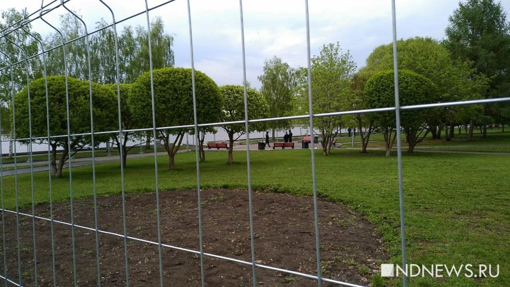 Сквер у театра драмы огородили забором (ФОТО)