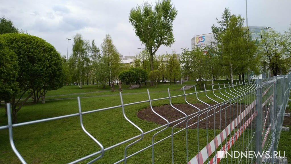 Сквер у театра драмы огородили забором (ФОТО)