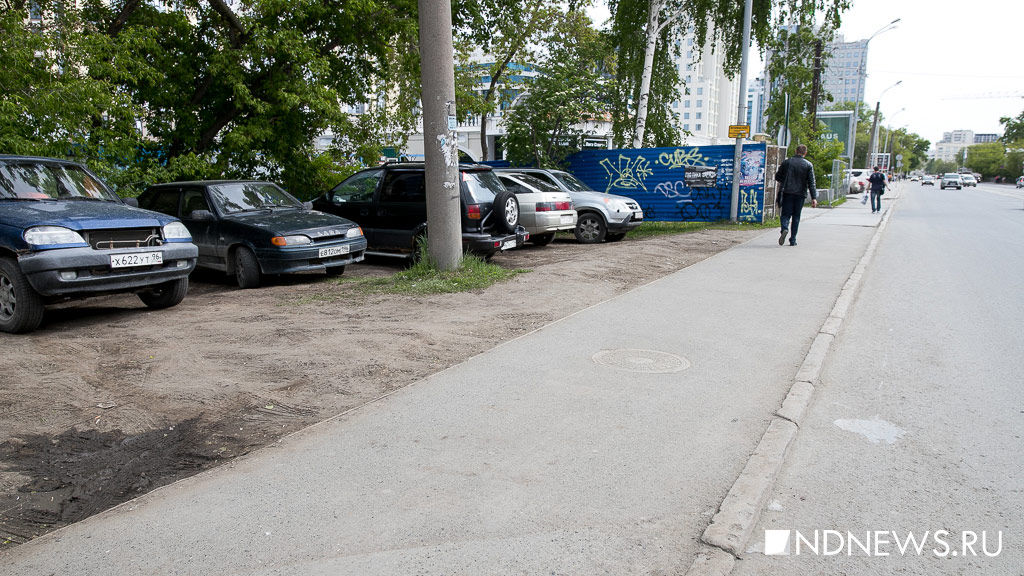 Возле недостроя на Куйбышева появилась нелегальная парковка на газоне. Но ее никто не убирает (ФОТО)
