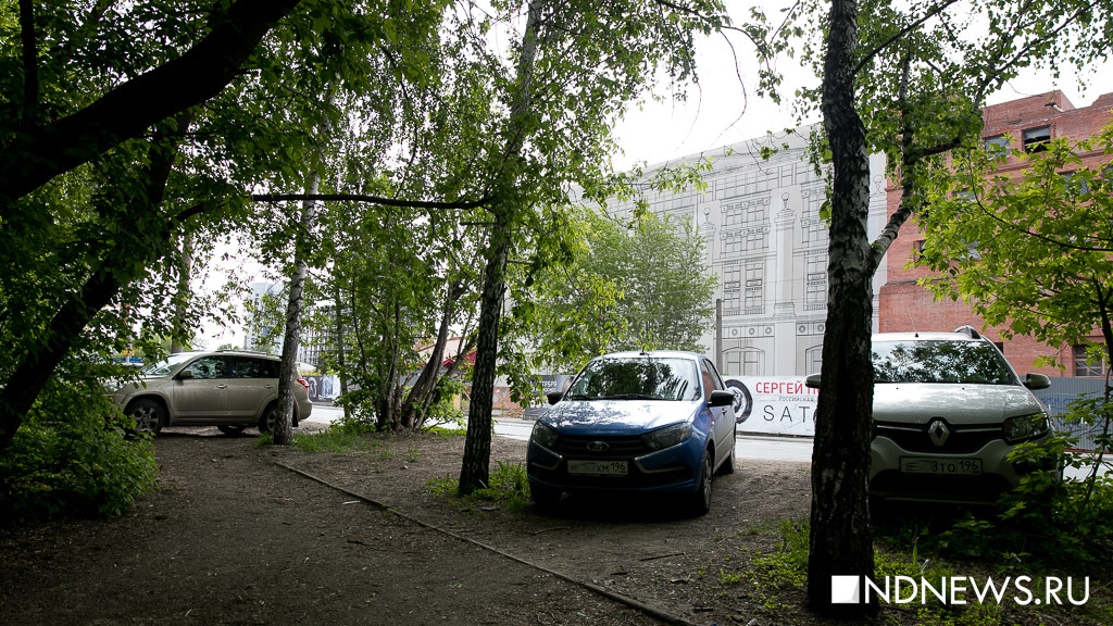 Возле недостроя на Куйбышева появилась нелегальная парковка на газоне. Но ее никто не убирает (ФОТО)