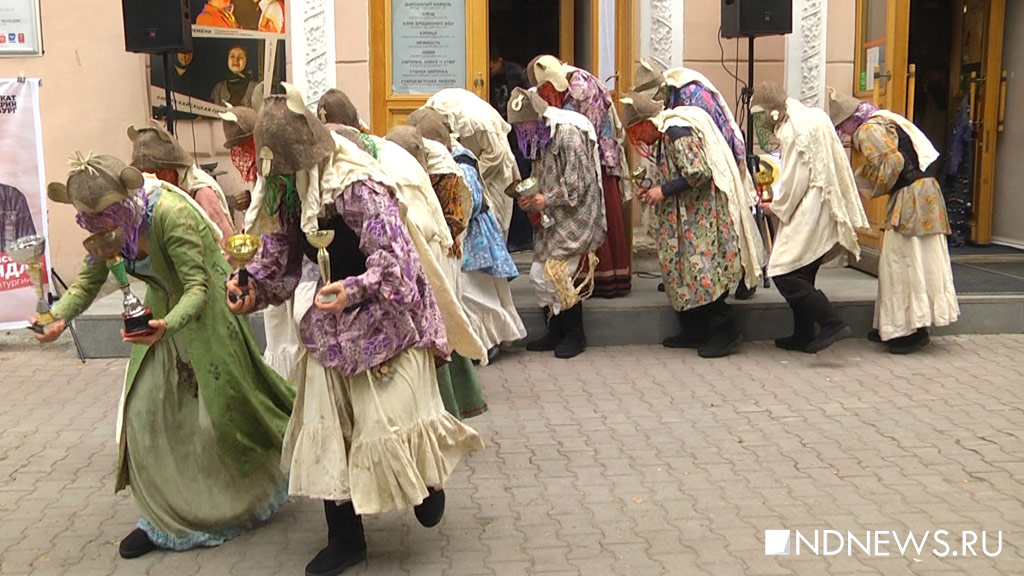 В центре Екатеринбурга показали народный сход – с танцами с вилами (ВИДЕО, ФОТО)