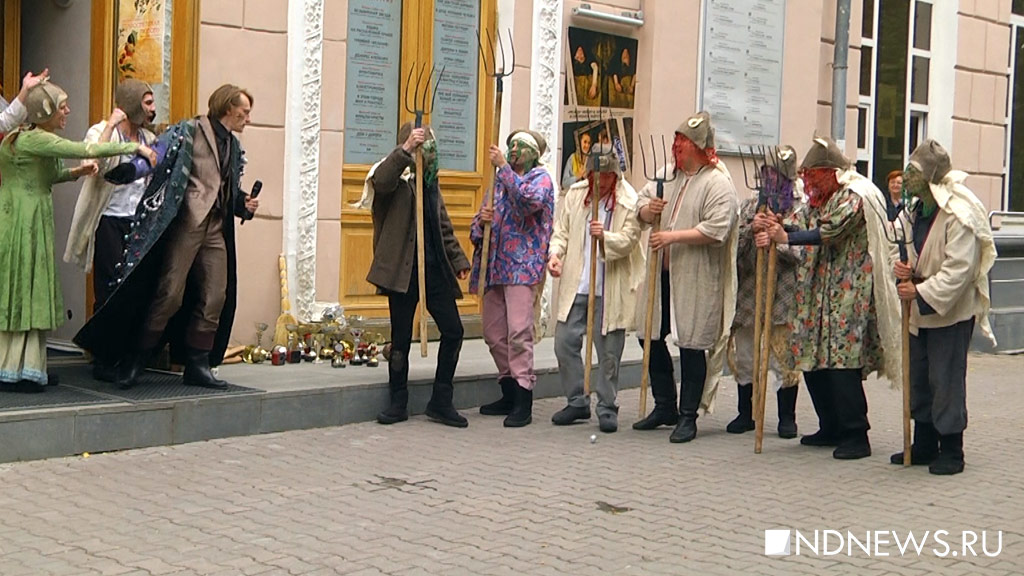 В центре Екатеринбурга показали народный сход – с танцами с вилами (ВИДЕО, ФОТО)