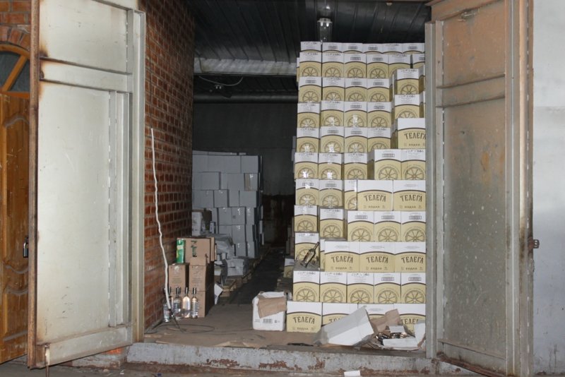 В Сургуте ОМОН накрыл склад с десятками тысяч бутылок суррогата (ВИДЕО)