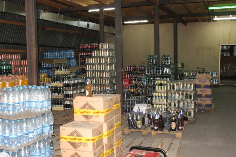 В Сургуте ОМОН накрыл склад с десятками тысяч бутылок суррогата (ВИДЕО)