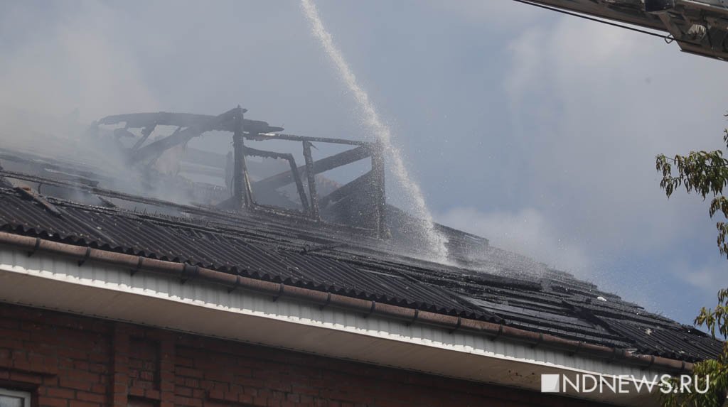 Пожар в детском саду на Викулова начался с мансарды (ФОТО)