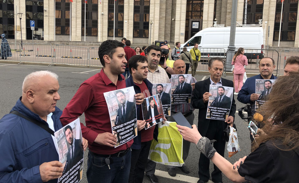 «За свободу слова!» В Москве проходит акция в поддержку журналиста Голунова
