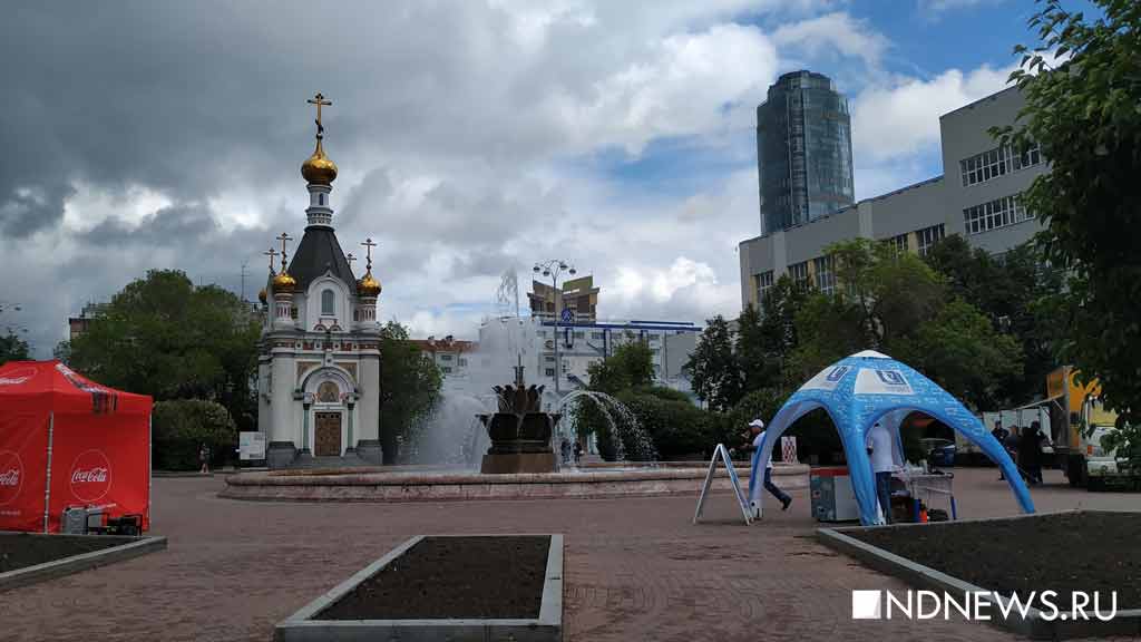 Без зрителей, но с кроликами и ОМОНом – как прошли внезапно объявленные в центре Екатеринбурга праздники (ФОТО)
