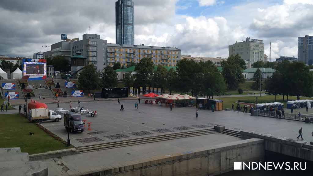 Без зрителей, но с кроликами и ОМОНом – как прошли внезапно объявленные в центре Екатеринбурга праздники (ФОТО)
