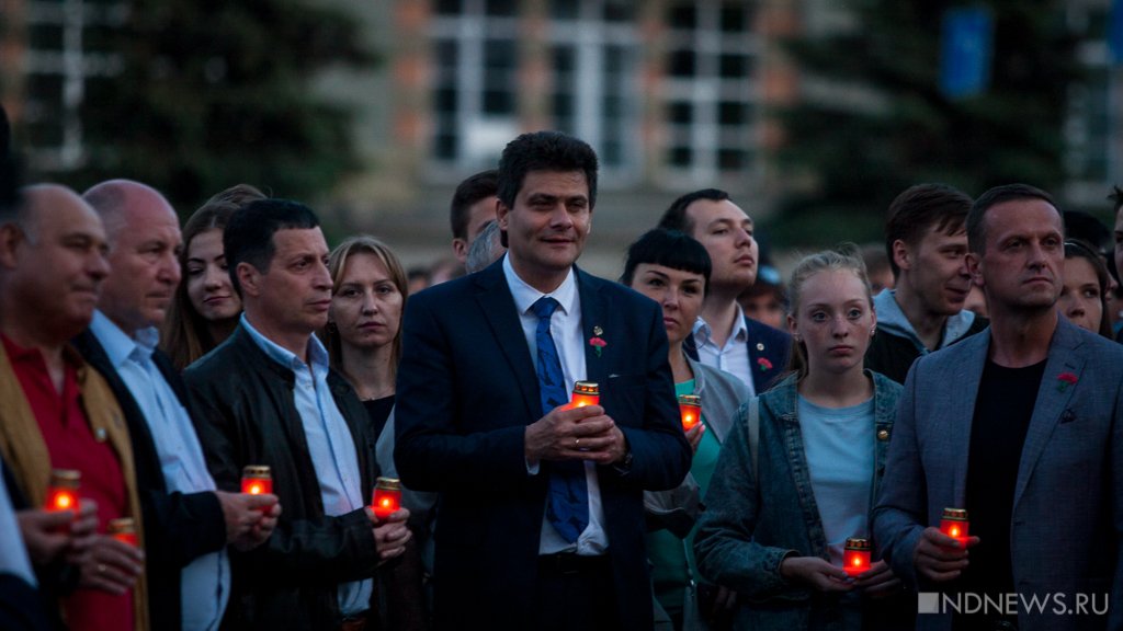 «Свечу памяти» в Екатеринбурге превратили в смотр флагов (ФОТО)