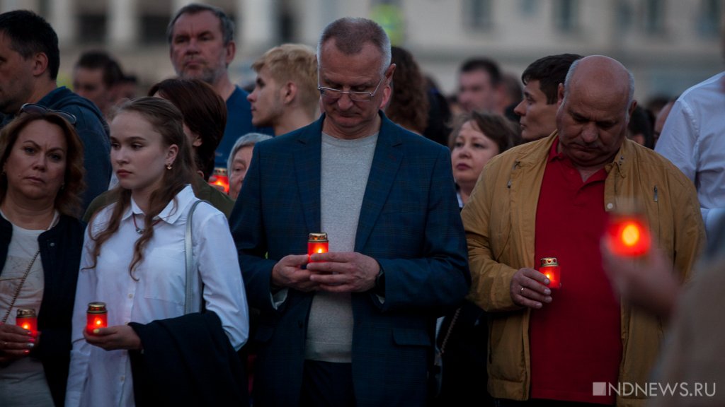 «Свечу памяти» в Екатеринбурге превратили в смотр флагов (ФОТО)