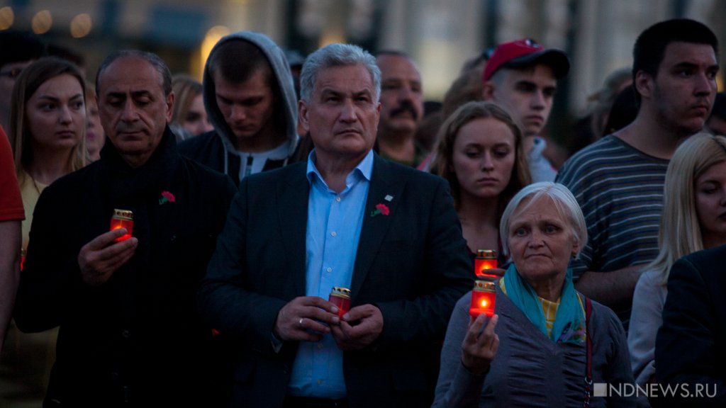 «Свечу памяти» в Екатеринбурге превратили в смотр флагов (ФОТО)