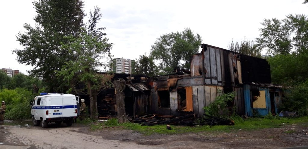 В Екатеринбурге после пожара в расселенном доме обнаружены трое погибших (ФОТО)