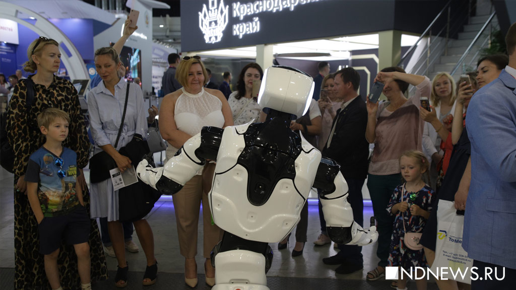 СКБ-банк на «Иннопроме» зовет потанцевать с роботом и сделать визитки (ФОТО)