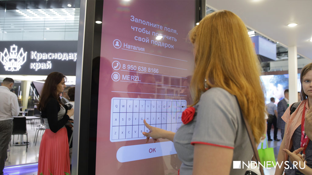 СКБ-банк на «Иннопроме» зовет потанцевать с роботом и сделать визитки (ФОТО)