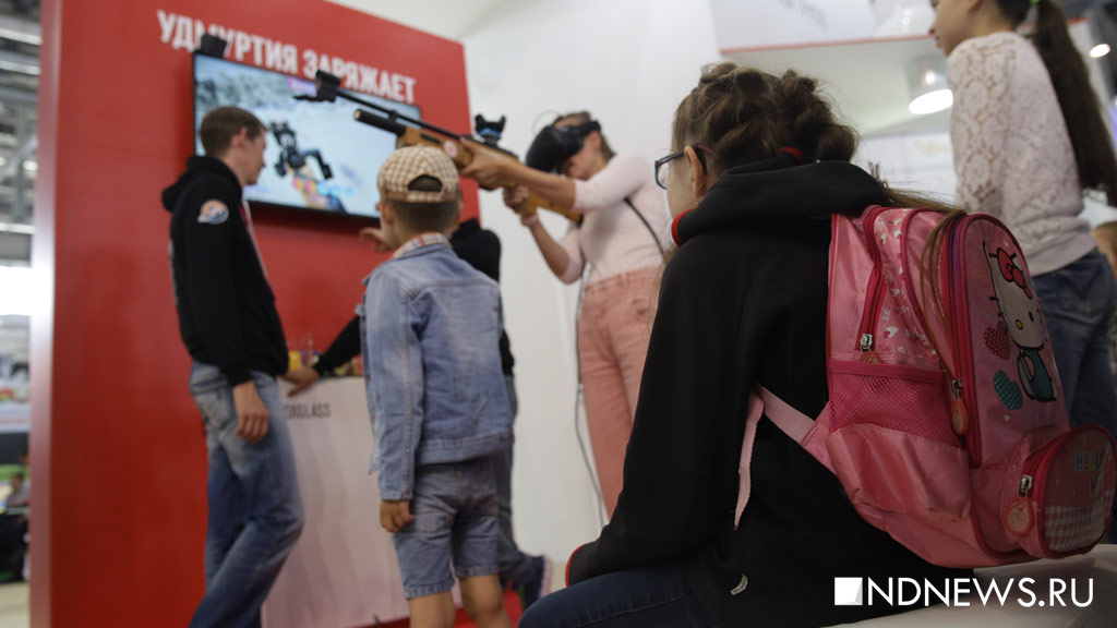 «Иннопрому» пора вернуть детский день – выставочное пространство заполонили школьники и зеваки (ФОТО)