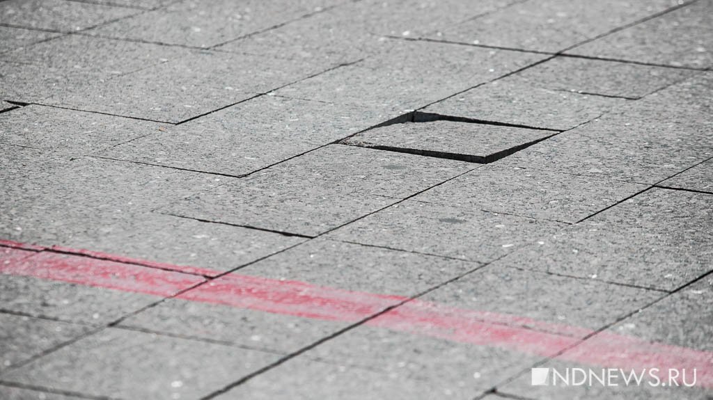 «Гулять не мешает»: плитку на набережной Городского пруда починят когда-нибудь (ФОТО)