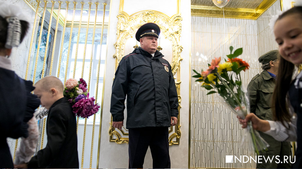 «Дорого-богато». Первоклашкам в «золотой» школе Симановского на линейку привели настоящего мэра и олигарха (ФОТО)