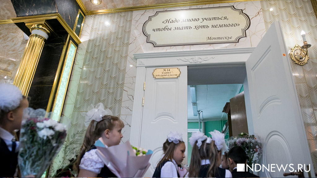 «Дорого-богато». Первоклашкам в «золотой» школе Симановского на линейку привели настоящего мэра и олигарха (ФОТО)
