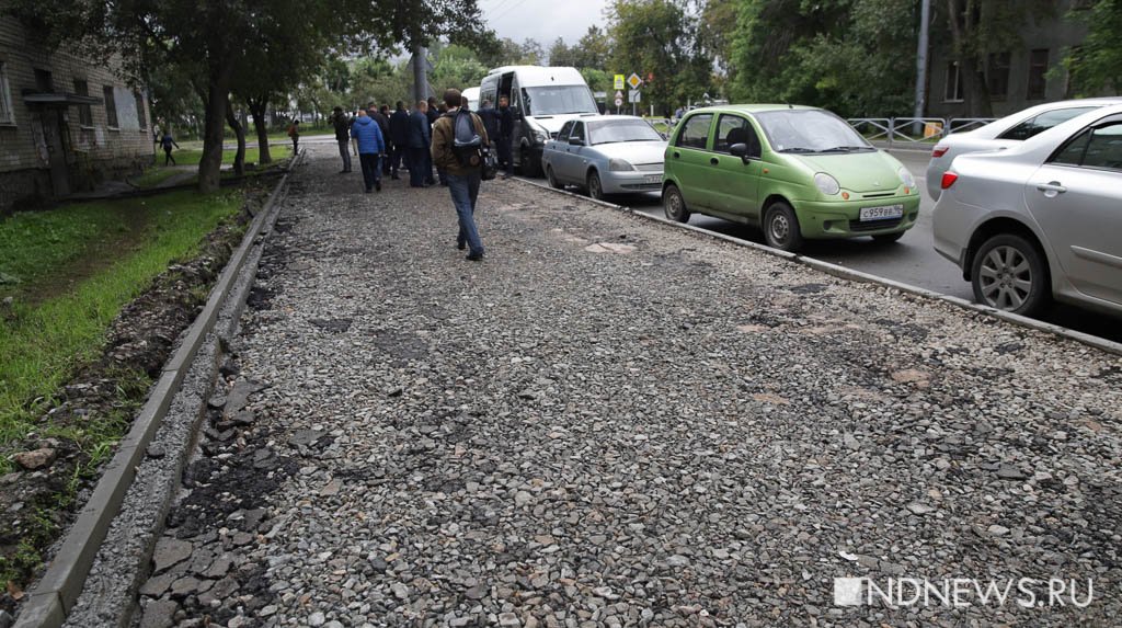 Некачественное асфальтирование, затянутые сроки: мэрия недовольна ремонтом дорог на Эльмаше (ФОТО)