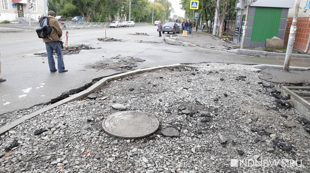 Некачественное асфальтирование, затянутые сроки: мэрия недовольна ремонтом дорог на Эльмаше (ФОТО)