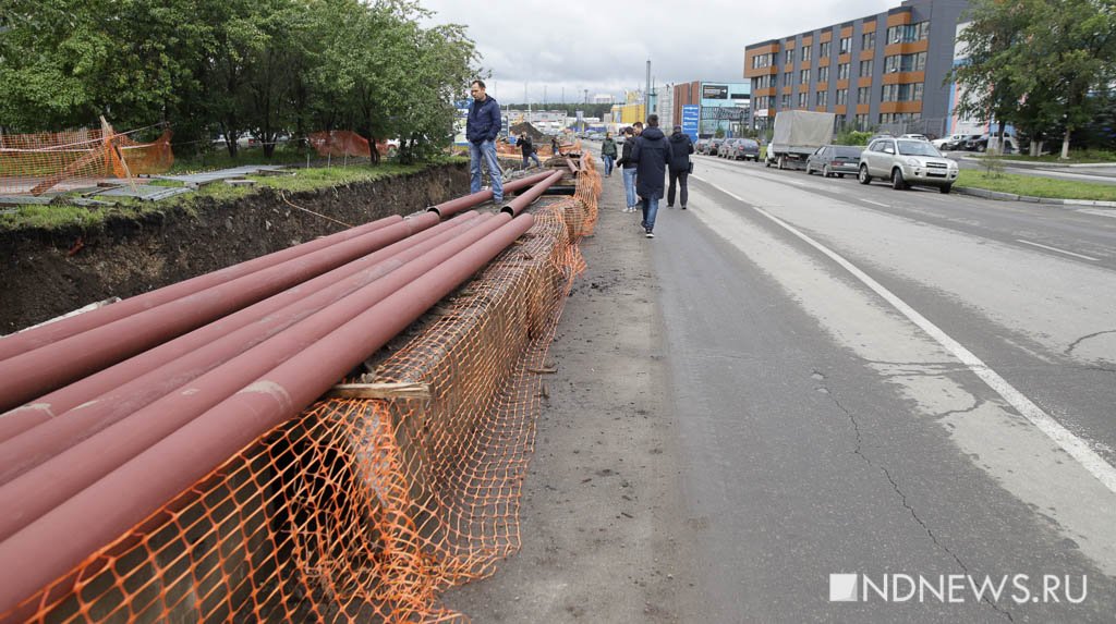 В Екатеринбурге коммерсанты без разрешения вырыли огромную яму у школы и колледжа (ФОТО)