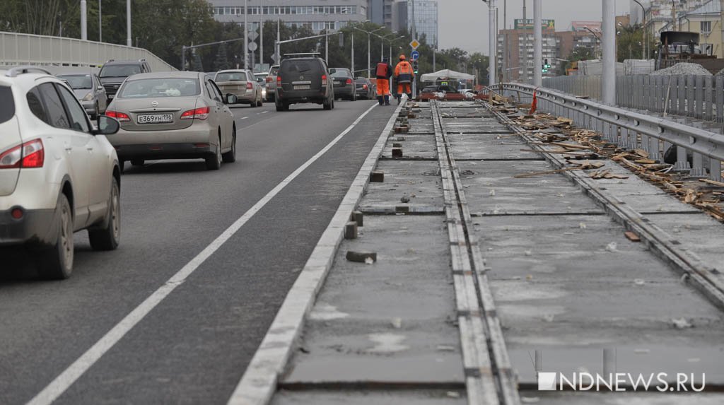 Трамваи по Макаровскому мосту запустят на месяц позже обещанного (ФОТО)