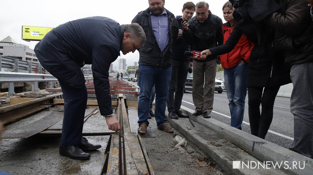 Трамваи по Макаровскому мосту запустят на месяц позже обещанного (ФОТО)