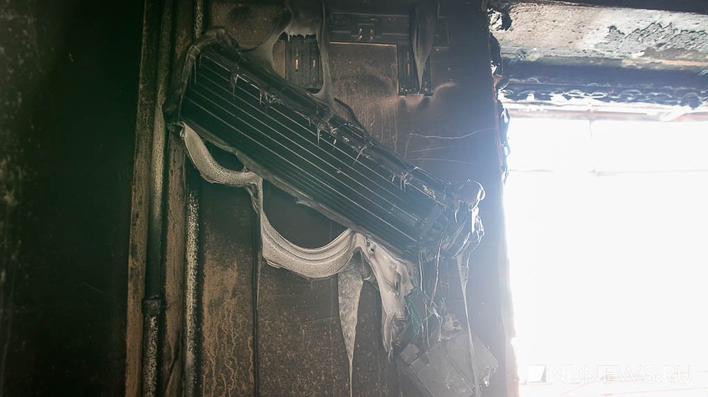 В горевшем доме-памятнике на Вайнера окна на зиму могут заколотить досками (ФОТО, ВИДЕО)
