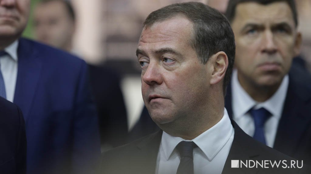 Медведев прилетел в Екатеринбург и отправился смотреть стенды дорожников (ФОТО)