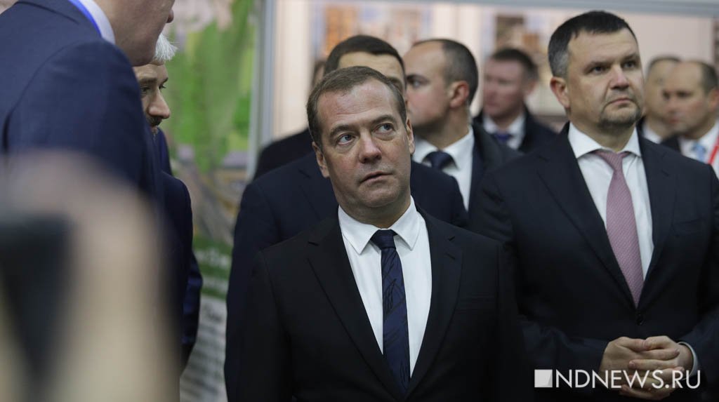Медведев прилетел в Екатеринбург и отправился смотреть стенды дорожников (ФОТО)