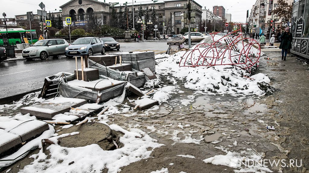 Пешеходное движение в центре парализовали выпавший снег и незаконченный ремонт тротуаров (ФОТО)