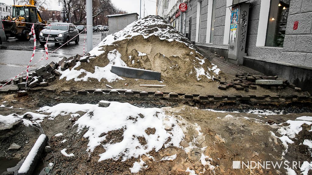 Пешеходное движение в центре парализовали выпавший снег и незаконченный ремонт тротуаров (ФОТО)