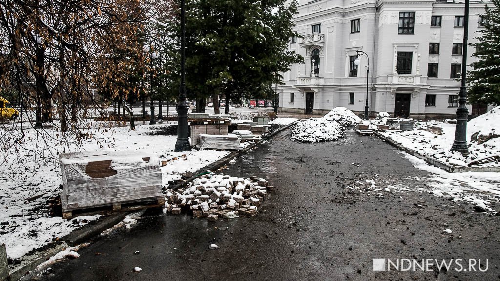Пешеходное движение в центре парализовали выпавший снег и незаконченный ремонт тротуаров (ФОТО)