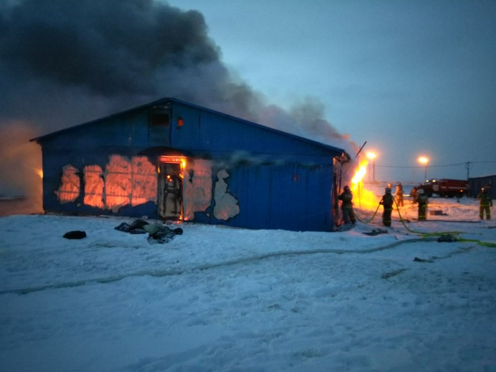На Ямале пожарные без источника воды тушили горящий вахтовый городок