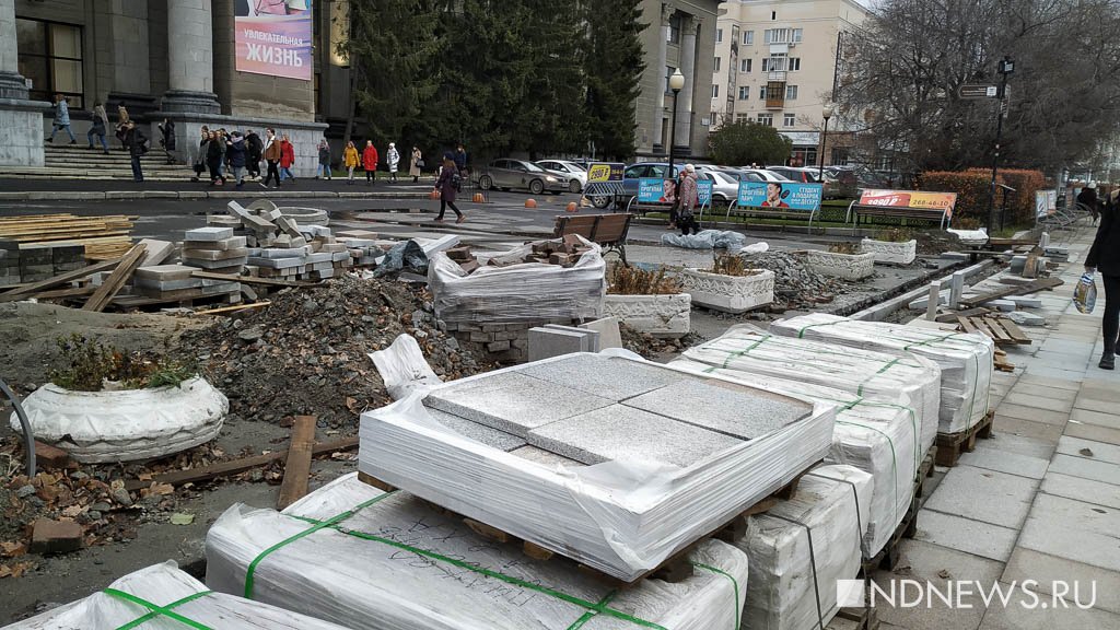 Переиграли: раскопки на тротуарах в Екатеринбурге завершатся только в декабре