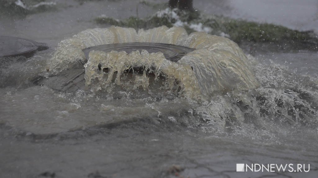 На Юго-Западе перекресток залило фекалиями из засорившейся канализации (ФОТО, ВИДЕО)