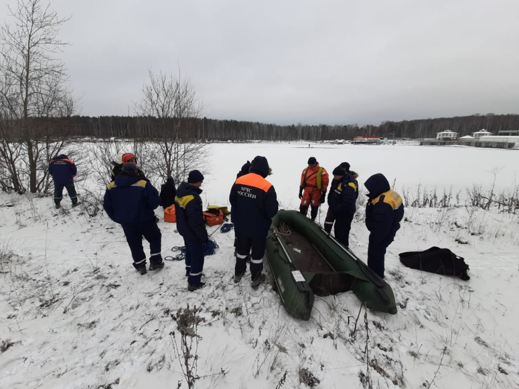В Екатеринбурге спасатели МЧС эвакуировали рыбака, провалившегося под лед (ФОТО)