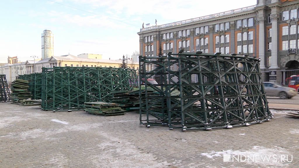 В Екатеринбурге начали устанавливать главную новогоднюю елку (ФОТО)