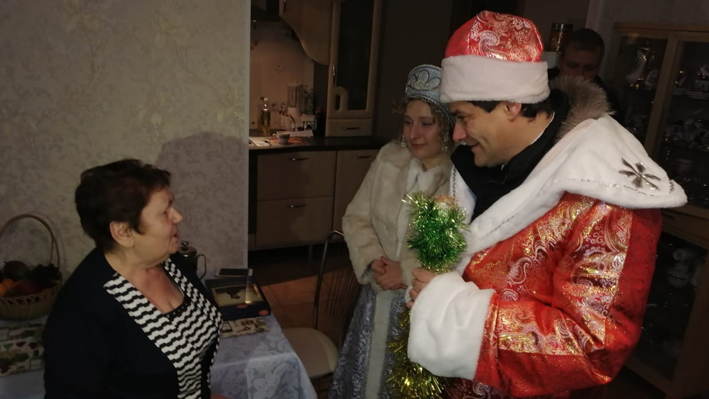 Мэр Высокинский в образе Деда Мороза съездил в гости к пенсионерам и детям-инвалидам (ФОТО)