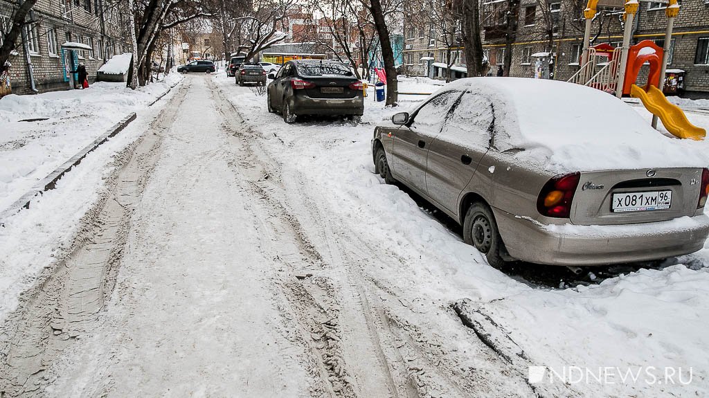Дворы Екатеринбурга завалило снегом, его никто не убирает (ФОТО)