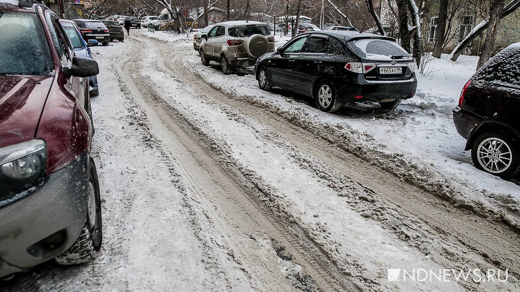 Дворы Екатеринбурга завалило снегом, его никто не убирает (ФОТО)