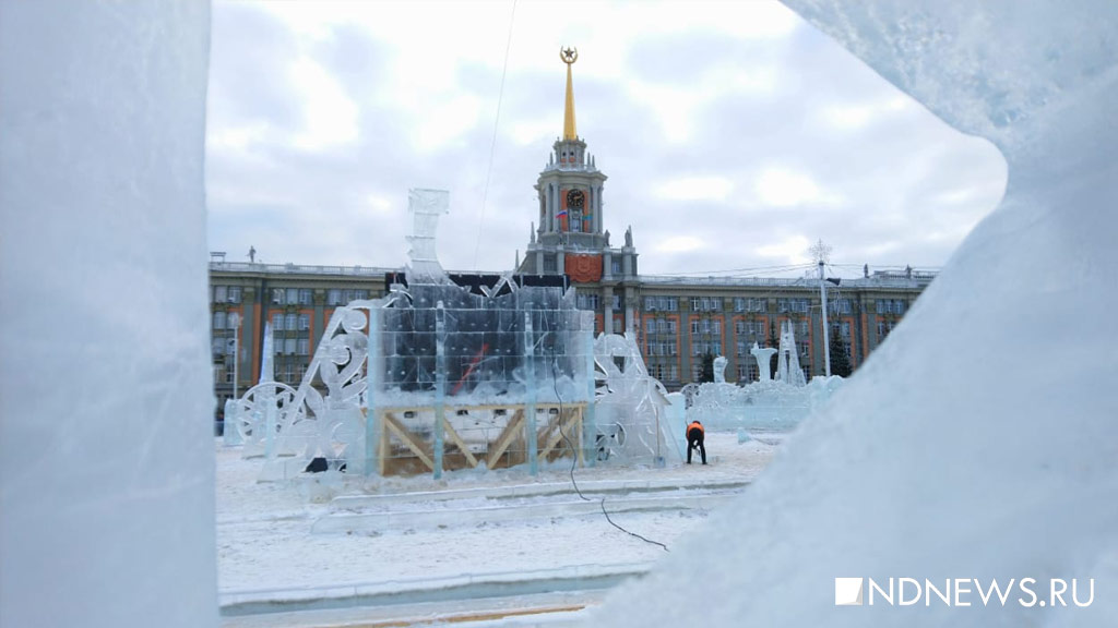 Ледовый городок на площади 1905 года закрыли – там обрушилась часть стены (ФОТО)
