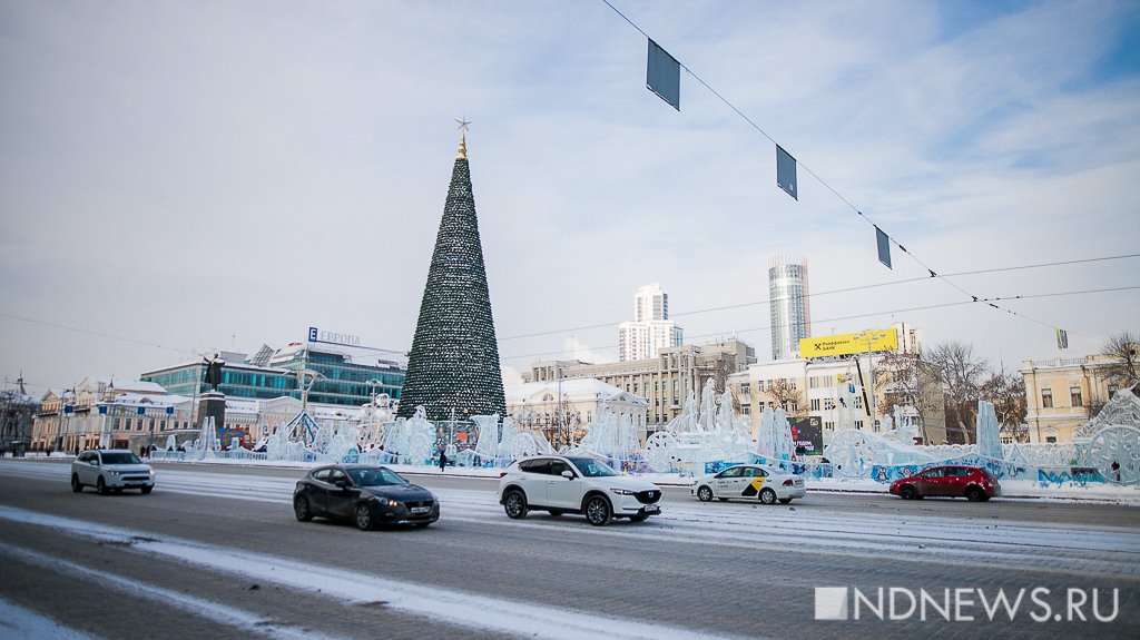 Главную елку Екатеринбурга закрыли турниром по альпинизму (ФОТО)