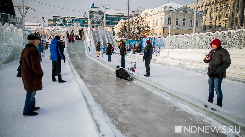 Главную елку Екатеринбурга закрыли турниром по альпинизму (ФОТО)