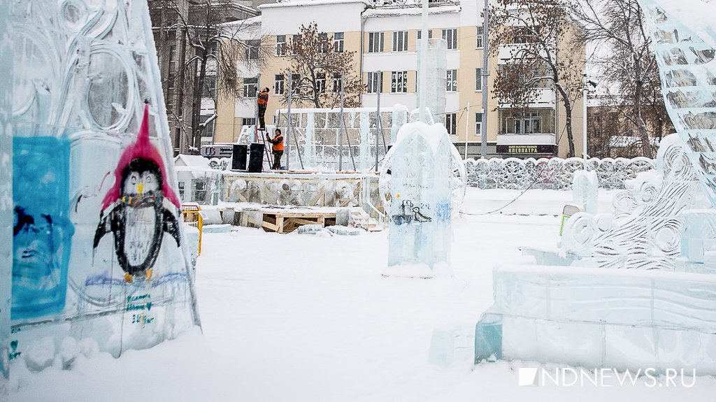 Ледовый городок в центре Екатеринбурга начали демонтировать (ФОТО)