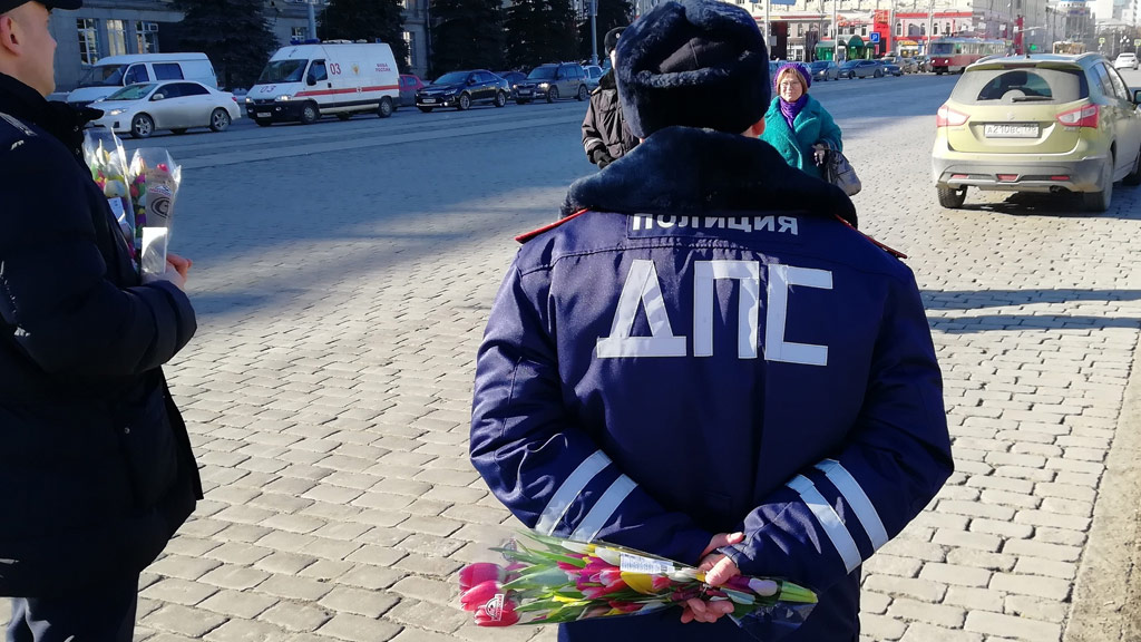 Накануне 8 Марта в центре Екатеринбурге развернулась продажа цветов «с колес» (ФОТО)