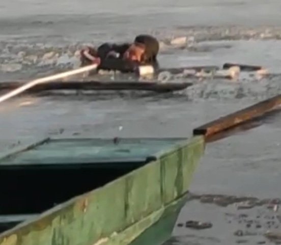 Капитан полиции и его соседи спасли тонущих в реке мужчин (ФОТО)
