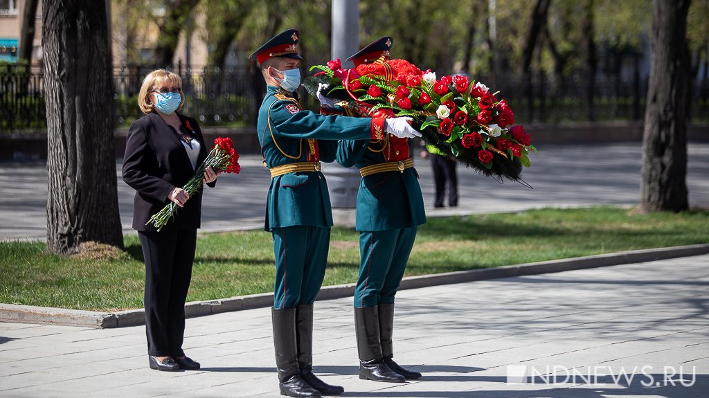 Полпред президента Николай Цуканов возложил цветы к памятнику маршалу Жукову (ФОТО)