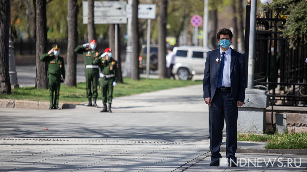 Полпред президента Николай Цуканов возложил цветы к памятнику маршалу Жукову (ФОТО)